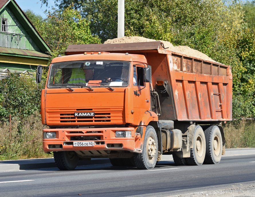 Девушки и КАМАЗ