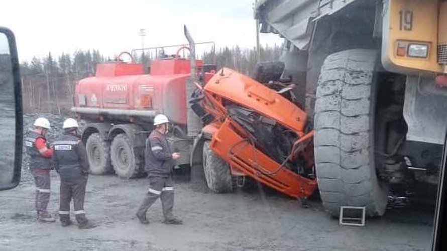 БЕЛАЗ наехал на КАМАЗ
