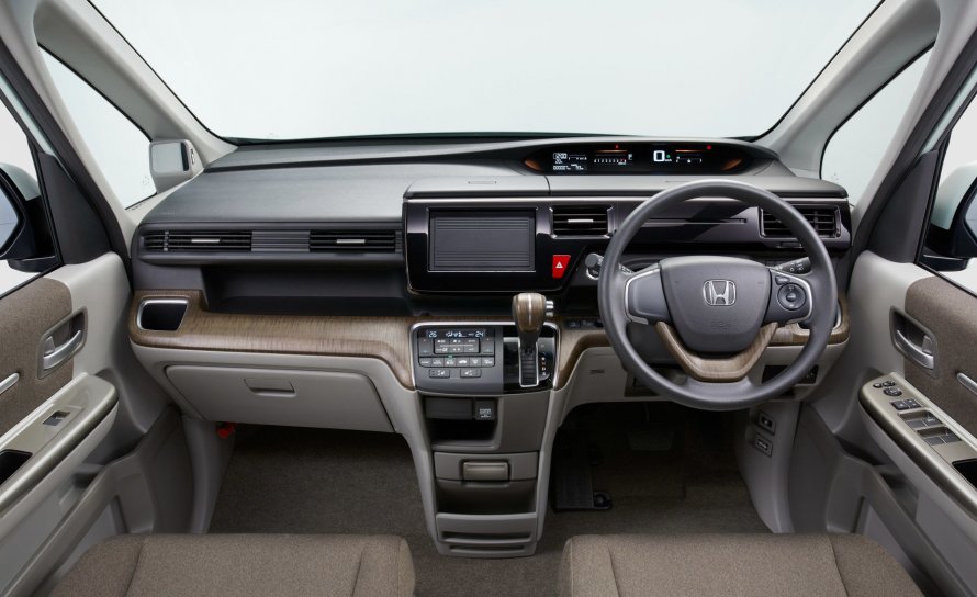 Honda Stepwgn spada 2017 салон
