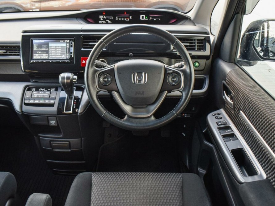 Honda Stepwgn spada 2017 салон