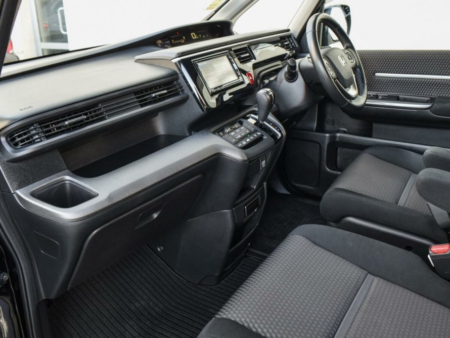 Honda Stepwgn spada 2020 салон