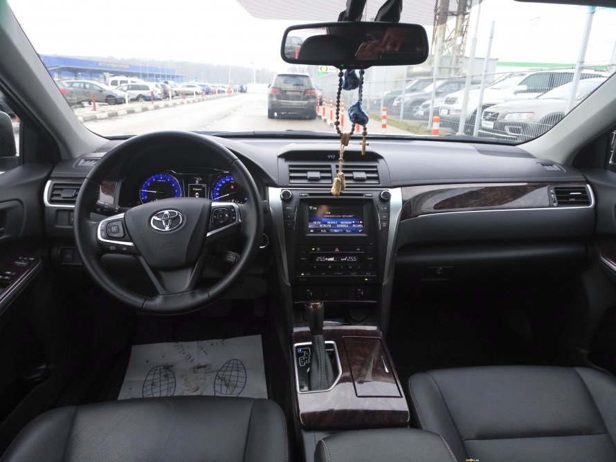 Toyota Camry 2016 белый салон