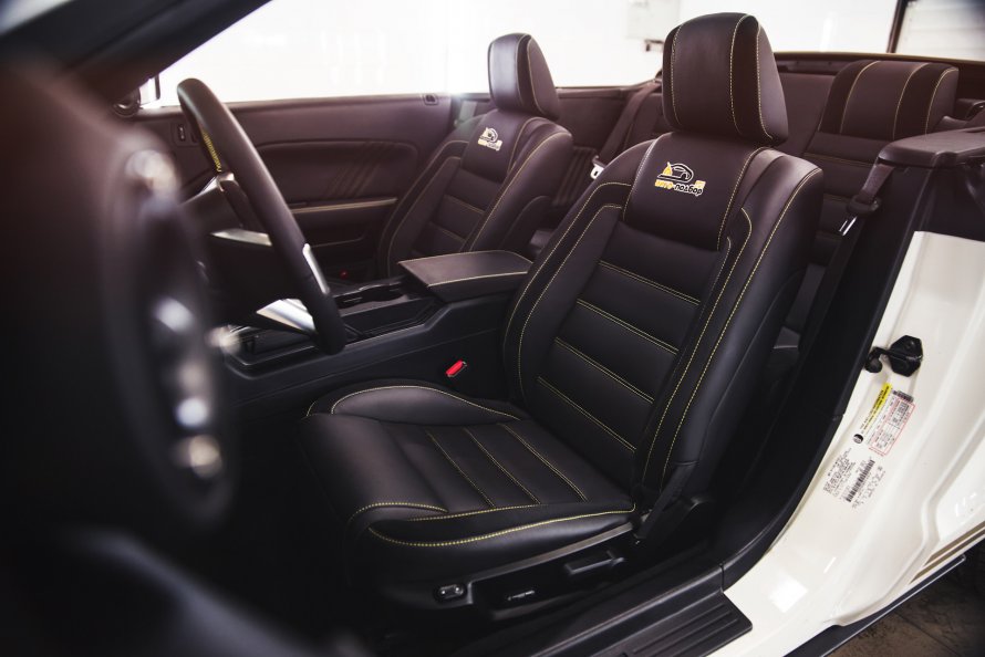 Кожаный салон Ford Mustang