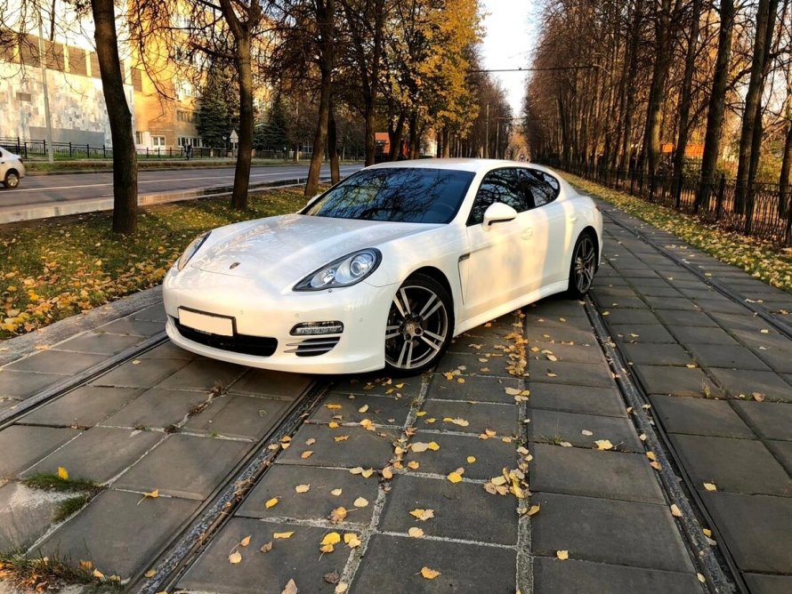 Порше Панамера белый