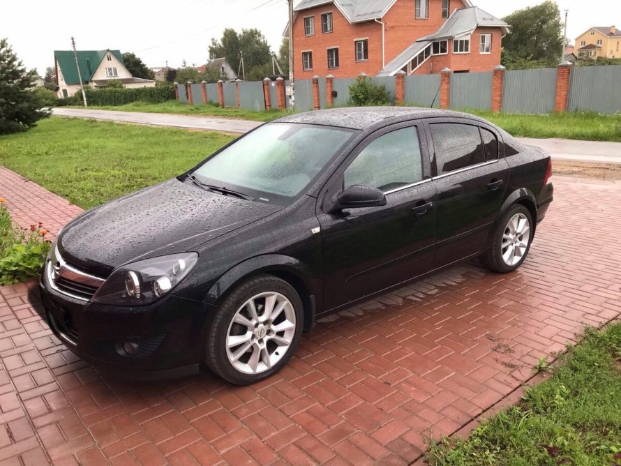 Opel Astra j 2010 черная