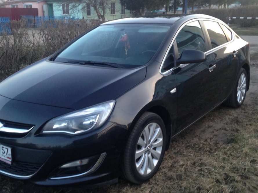 Opel Astra j 2010 черная