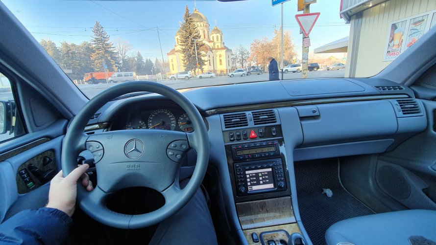 Мерседес 210 серый салон комбинированный