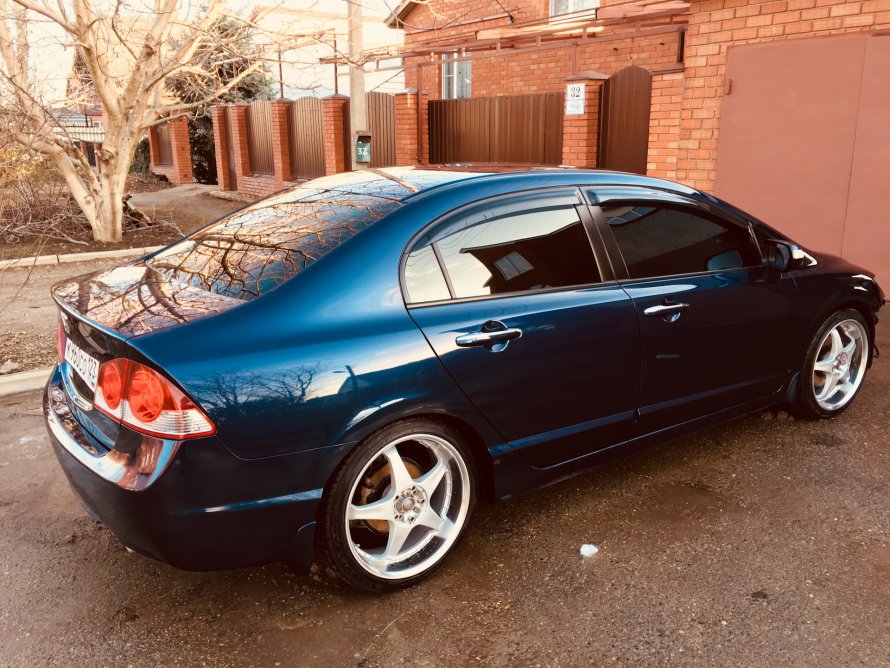 Honda Civic 4d 2008 на 16 дисках