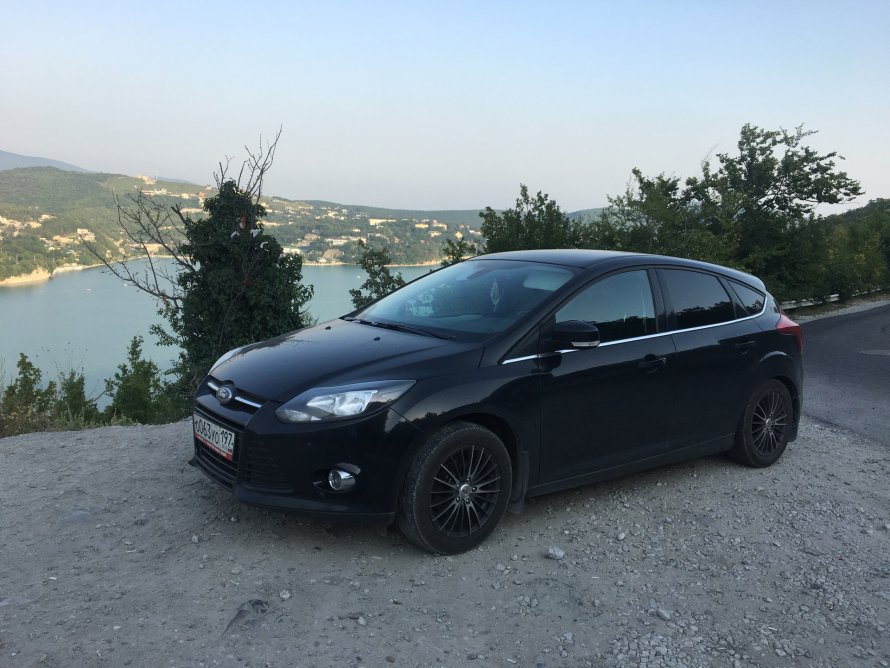 Ford Focus 3 хэтчбек черный