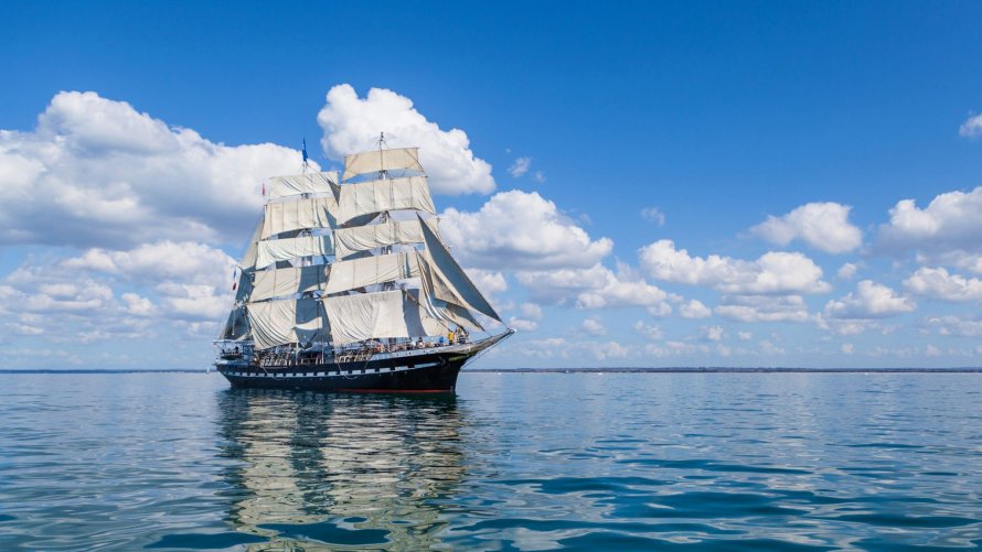 Парусник в море