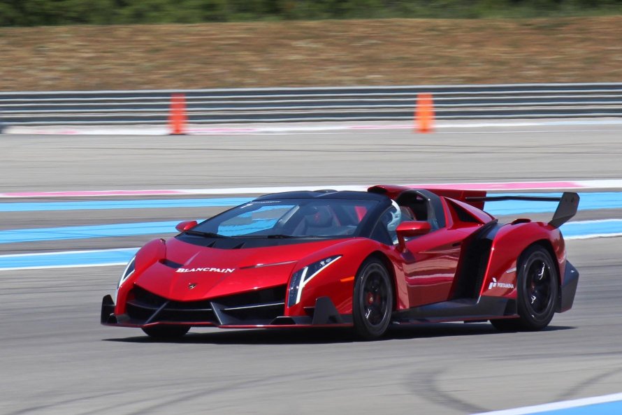 Ламборгини Veneno Roadster