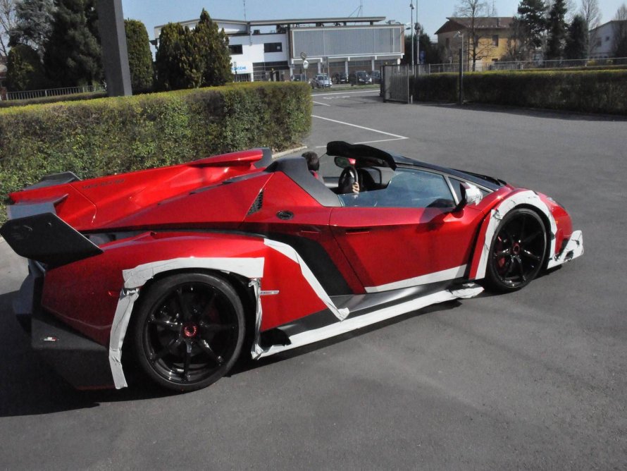 Ламборджини Veneno Roadster