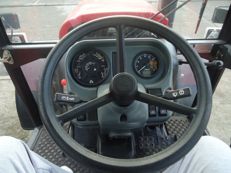В кабине МТЗ 892.2