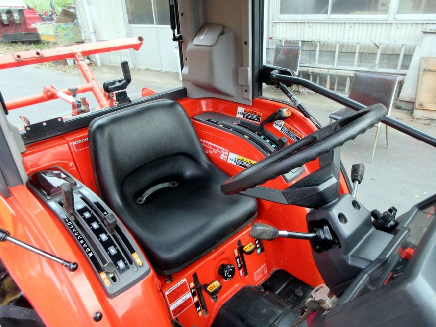 Трактор Kubota с кабиной