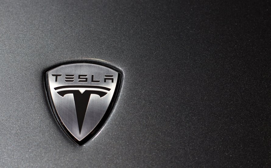 Tesla значок на машине