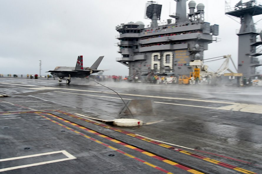 Взлет f-35 с палубы