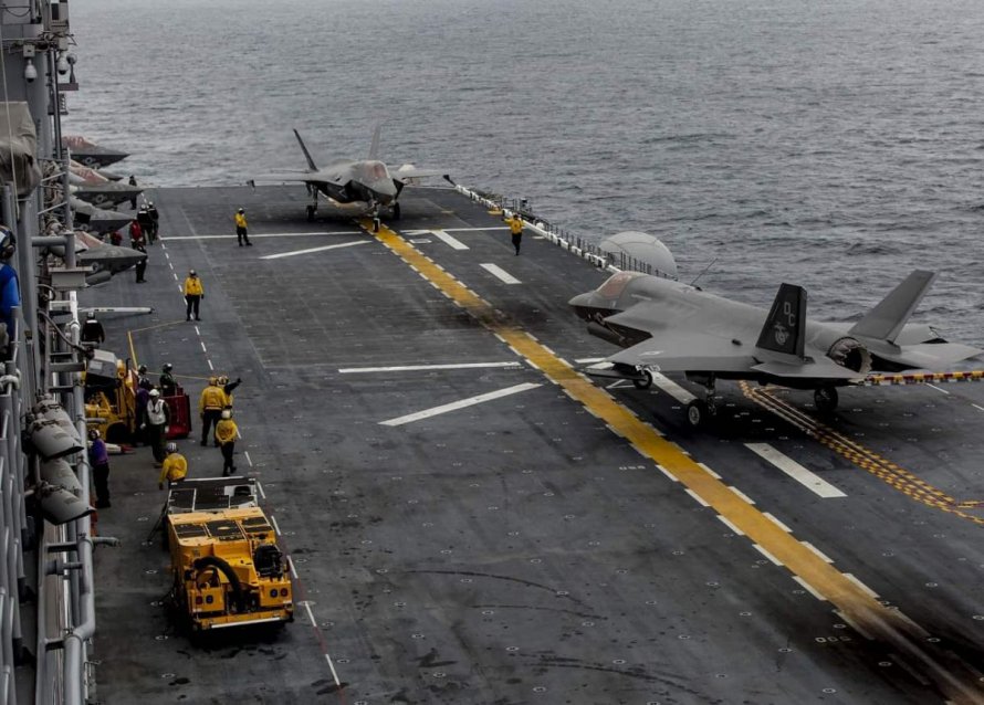 Корабль USS America (LHA 6) F-35