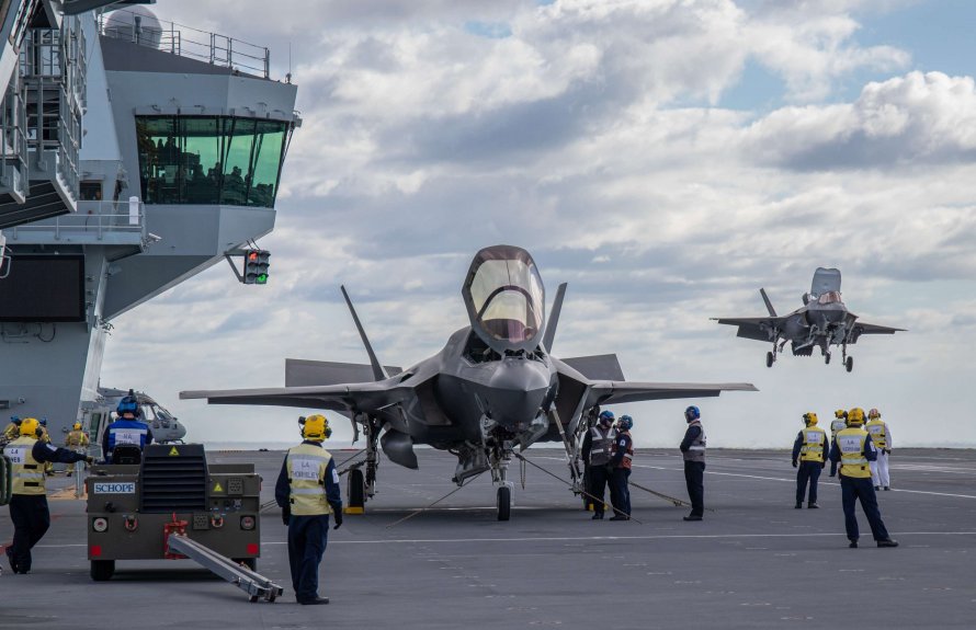 Истребители f-35b на авианосце HMS Queen Elizabeth