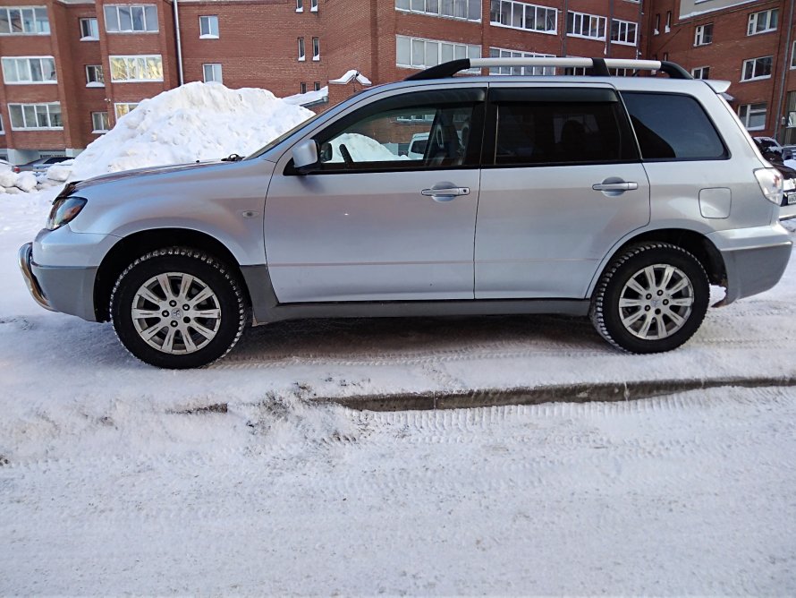 Mitsubishi Outlander r16