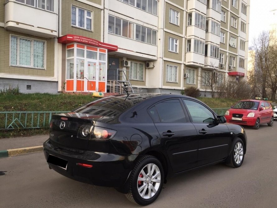 Черная Мазда 3 седан 2008 года