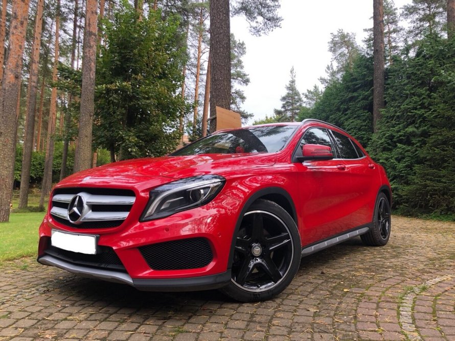 Mercedes Benz GLA 250 Red