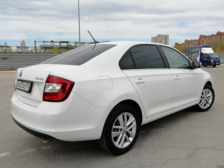 Skoda Rapid белый