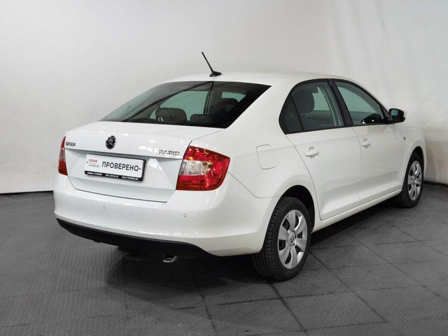 Skoda Rapid белый