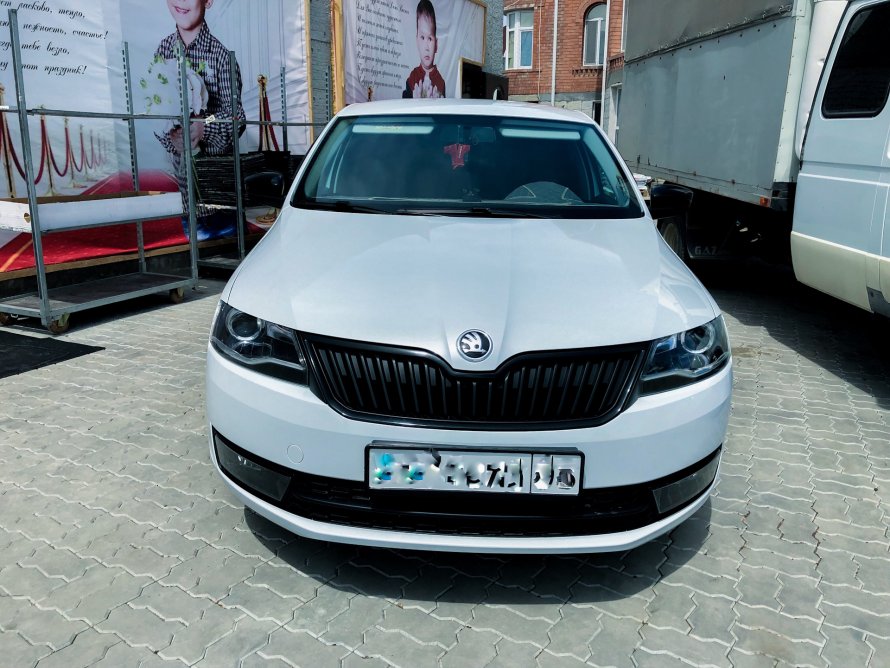 Skoda Rapid белый