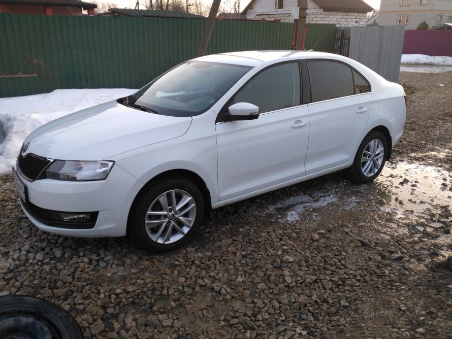 Skoda Rapid белый