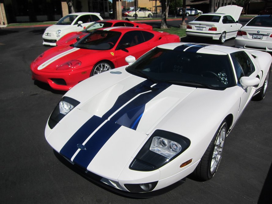 Ford gt 2017 vs Ferrari
