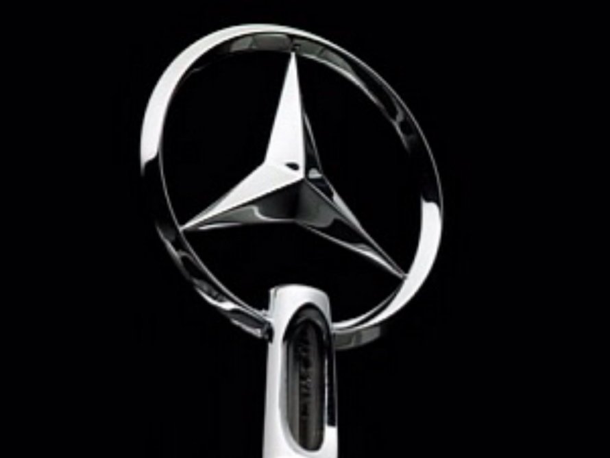 Значок Mercedes на черном фоне