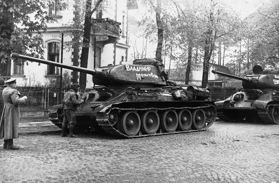 Советские танки т34 в Берлине 1945