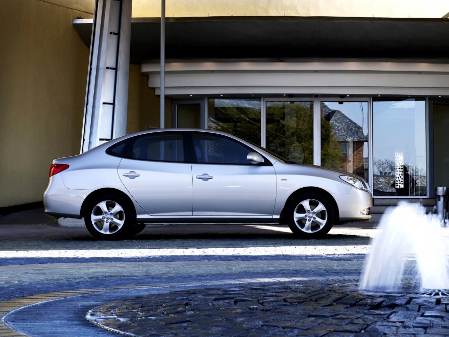 Hyundai Elantra 4