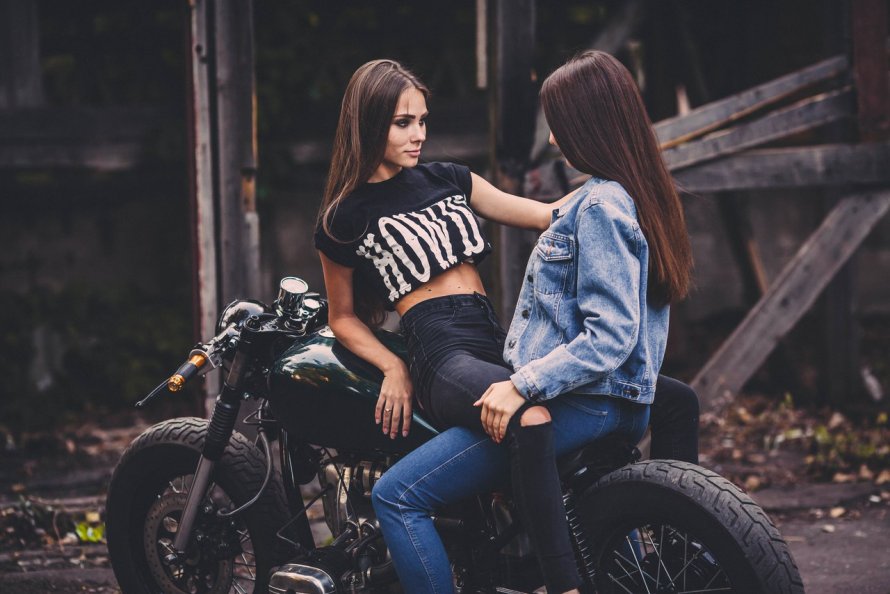 Две девушки на байках