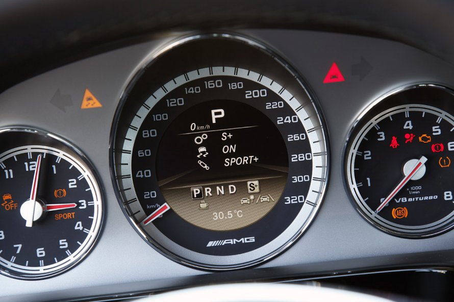 Mercedes Benz e63 AMG спидометр