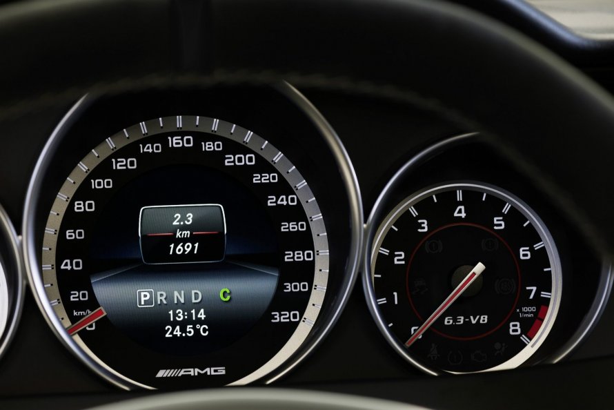 Мерседес ц 63 AMG спидометр
