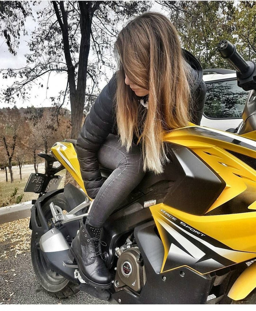 На мотоцикле со спины фото девушки