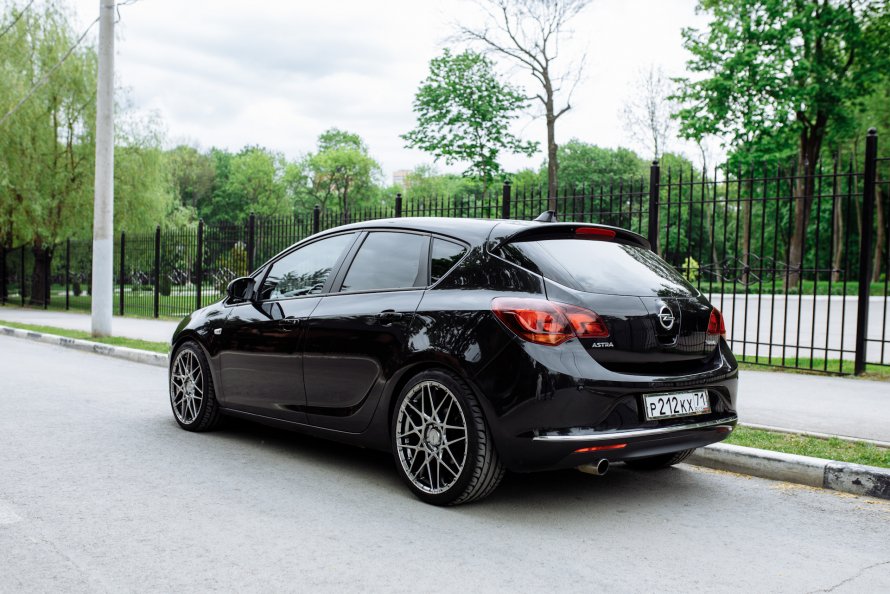 Opel Astra хэтчбек черная