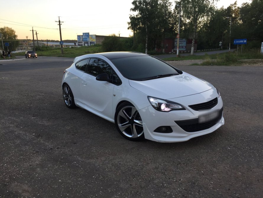Opel Astra GTC 2013 белая