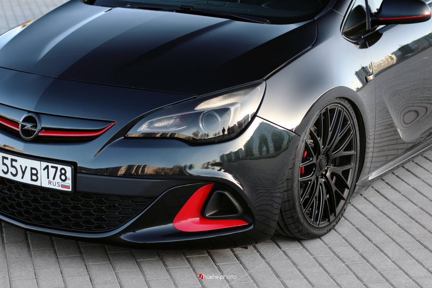 Opel Astra GTC 2020 черная