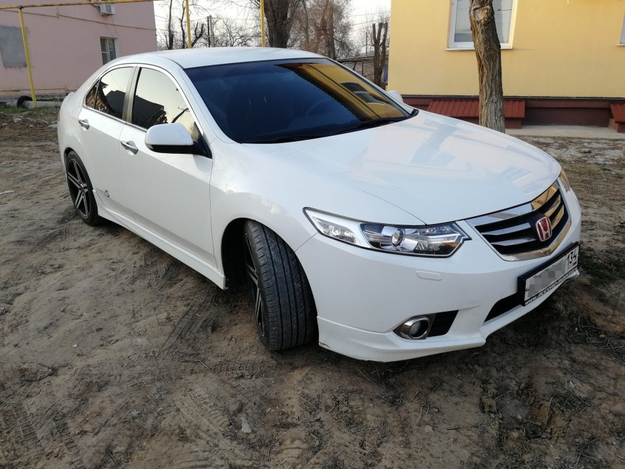 Белый Honda Accord 2012