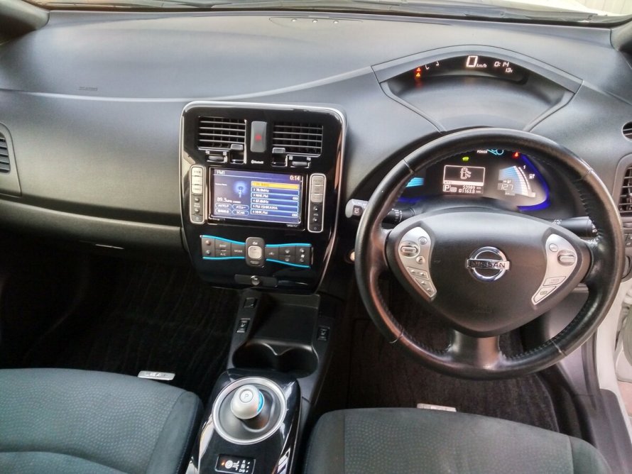 Nissan Leaf ze1 салон