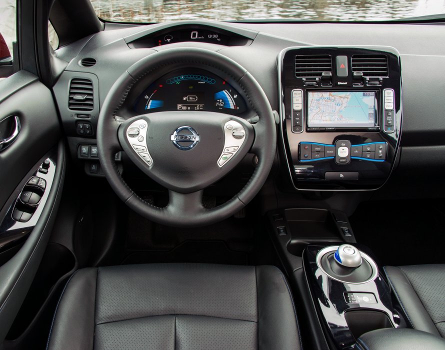 Nissan Leaf ze1 салон