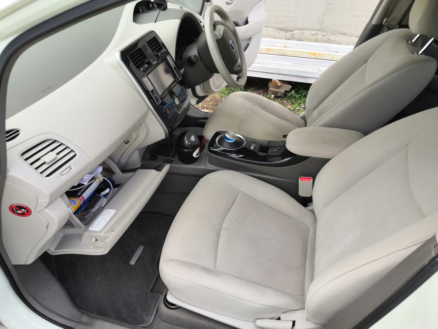 Nissan Leaf кожаный салон