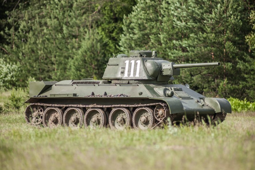 Танк т-34 с солдатами