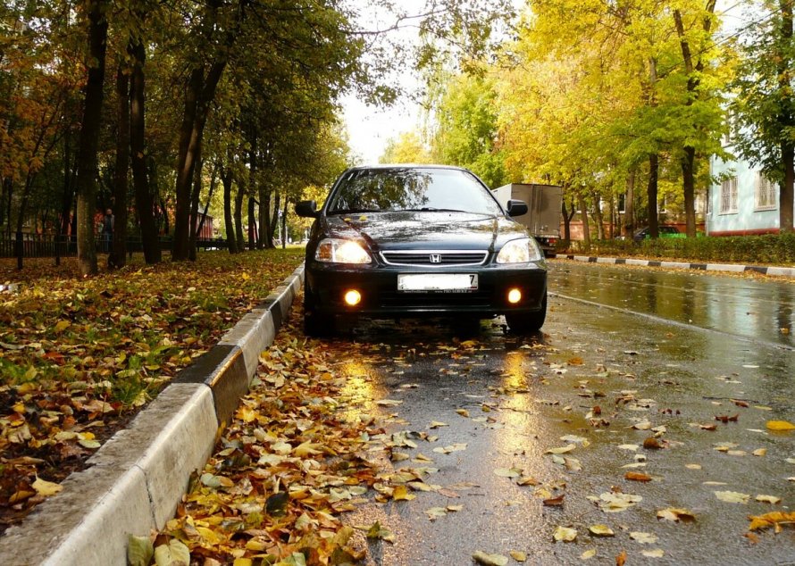 Машина осенью
