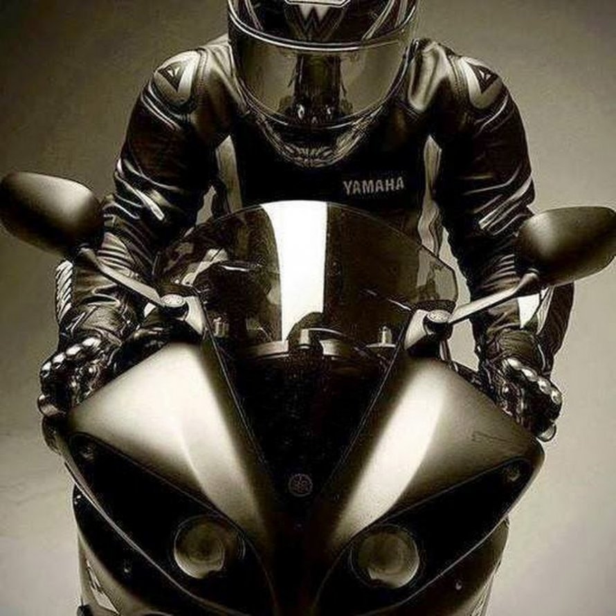 Yamaha r6 черный с мотогонщиком