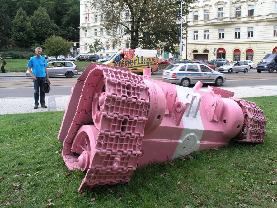 Розовый танк в Праге