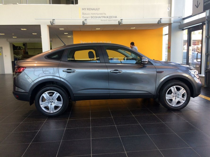 Renault Arkana темно серый