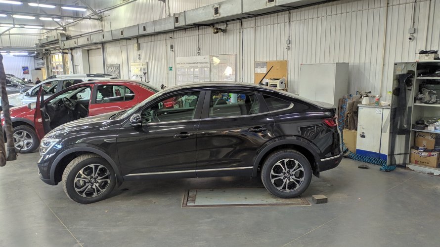 Renault Arkana темно серый